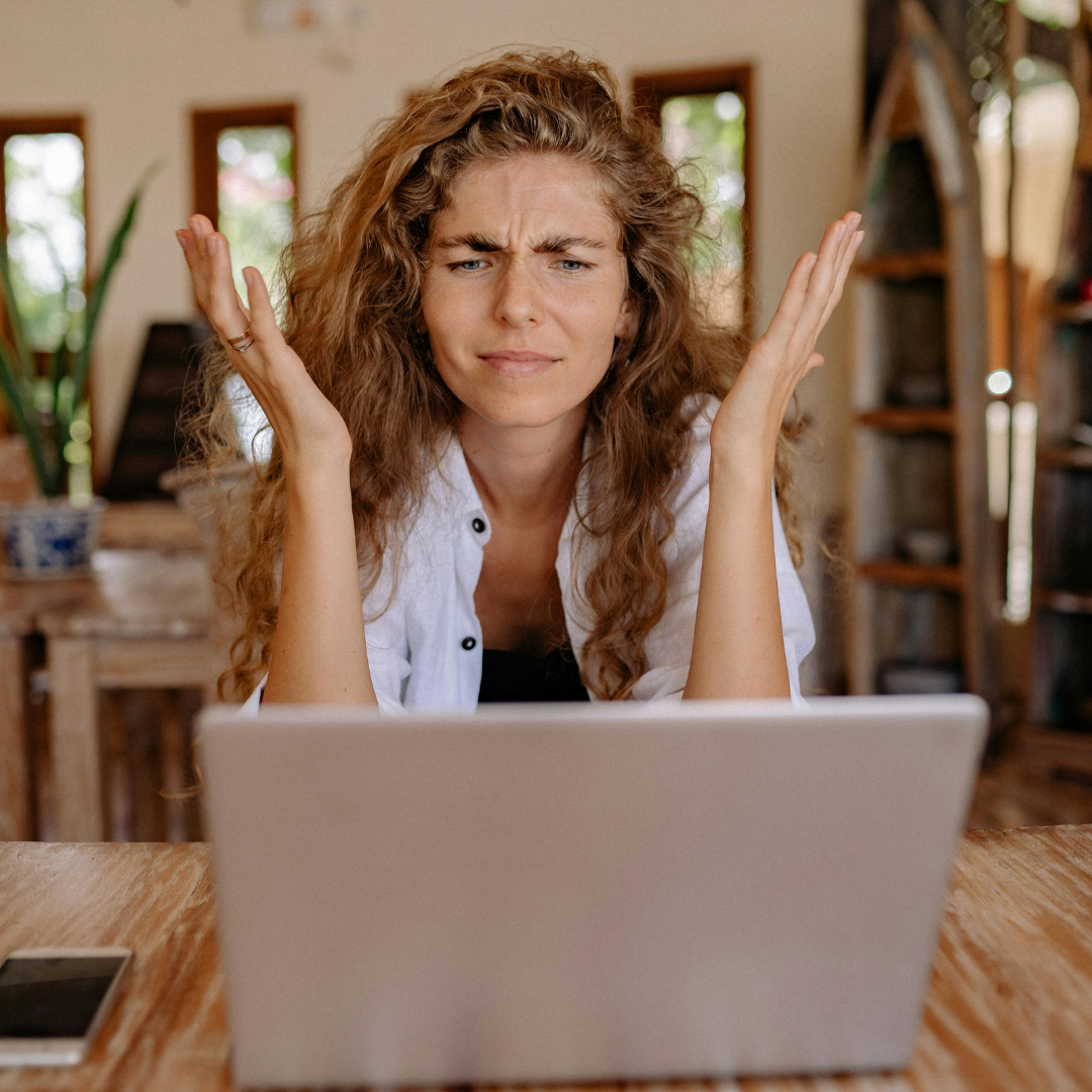 pessoa pesquisando como aparecer no Google com um site profissional