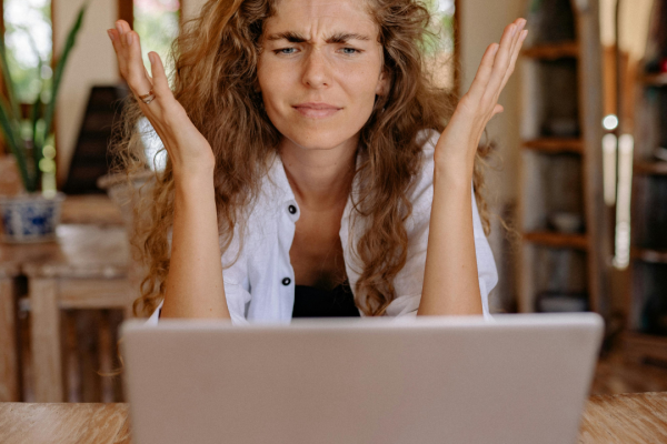pessoa pesquisando como aparecer no Google com um site profissional
